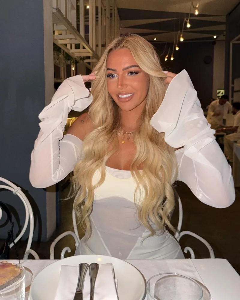 Angie, qui part à Bali avec le groupe Balifornie